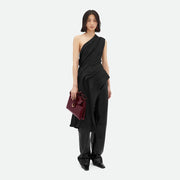 Bottega Veneta Liberta 手袋，簡約設計搭配品牌經典工藝，展現時尚高雅氣質。