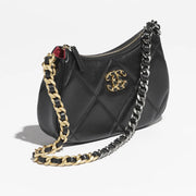 CHANEL 19 Clutch with Chain – 採用柔軟皮革與菱格紋設計，搭配金屬鏈條，結合時尚與實用性。