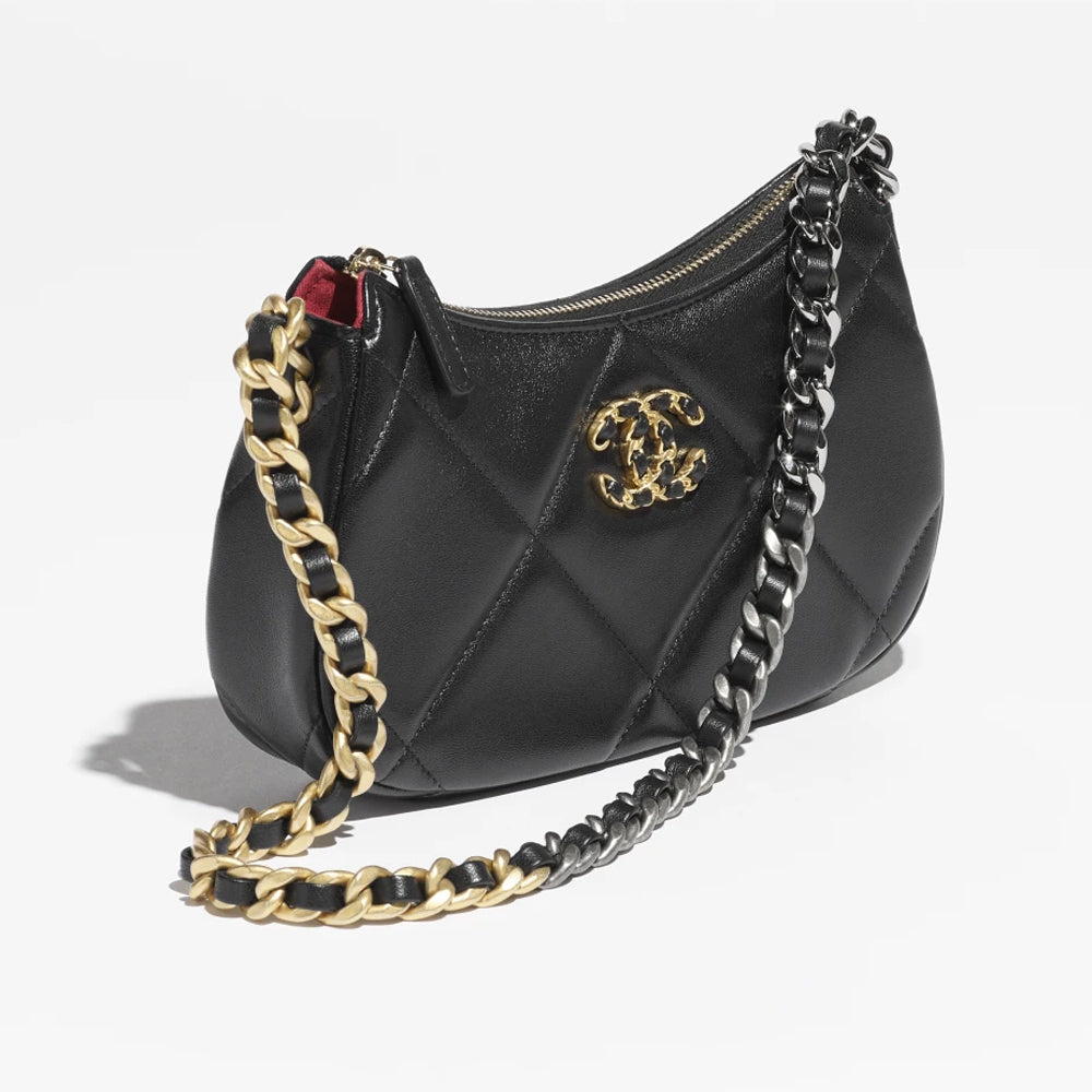 CHANEL 19 Clutch with Chain – 採用柔軟皮革與菱格紋設計，搭配金屬鏈條，結合時尚與實用性。