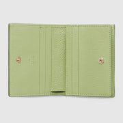 Gucci GG Emblem 迷你錢包，設計小巧輕便，配有品牌雙G標誌。