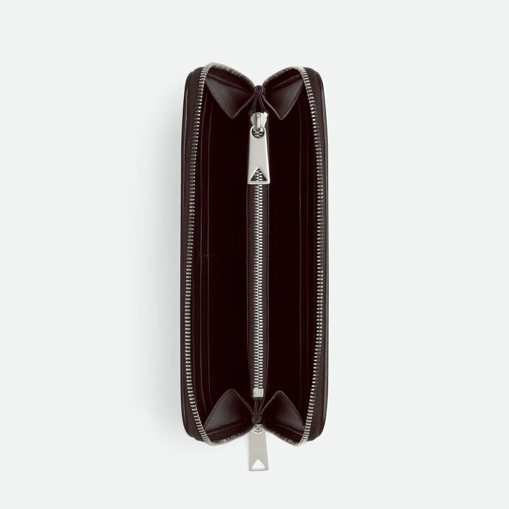 Bottega Veneta Intrecciato 全拉鏈錢包，經典編織設計與大容量結合，兼具功能與美感。