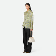 Bottega Veneta Small Parachute Chain 手袋，小巧精緻，金屬鏈條設計增添時尚感。