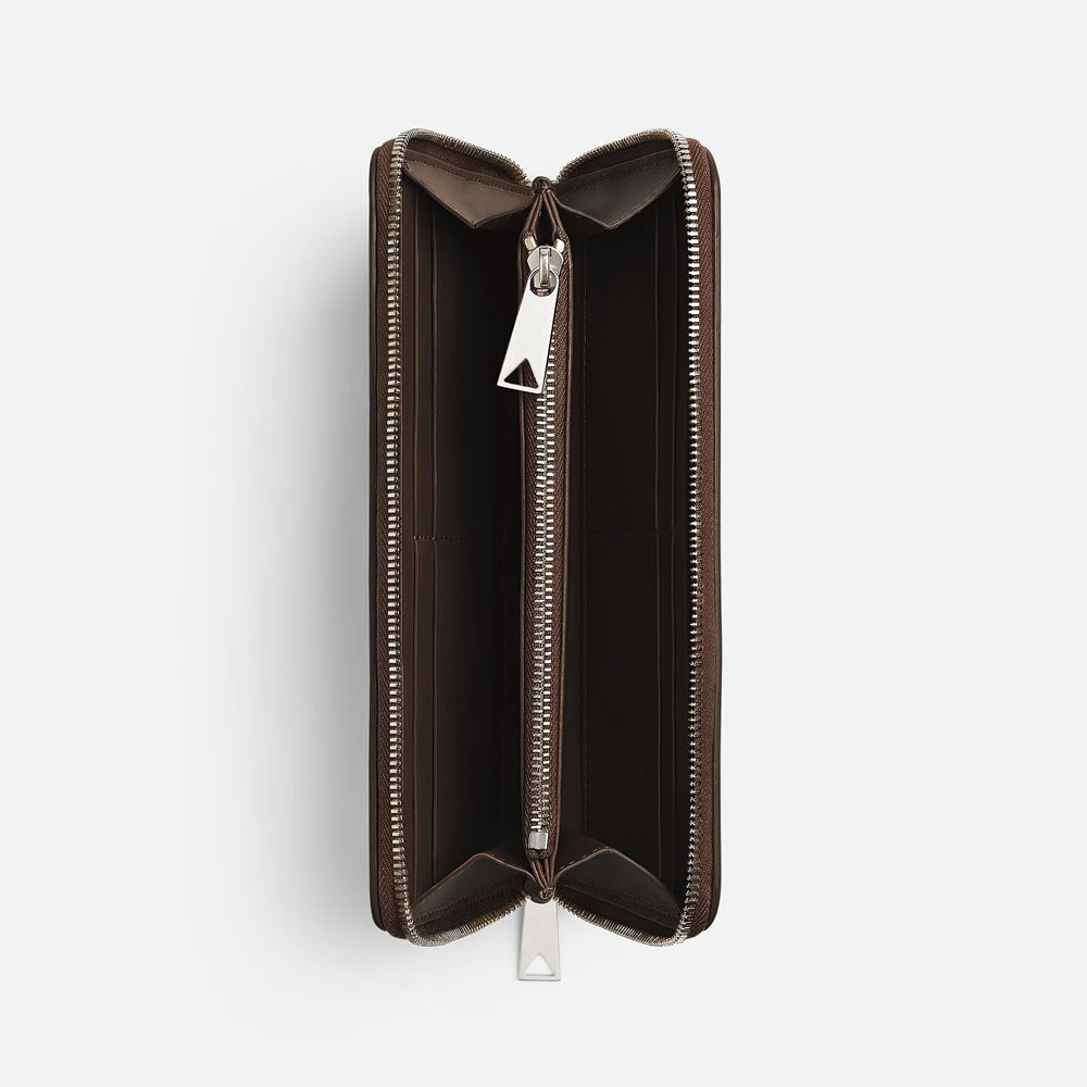 Bottega Veneta Intrecciato 全拉鏈錢包，經典編織設計與大容量結合，兼具功能與美感。