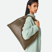 Bottega Veneta Hop 手袋，俐落線條與輕便設計，展現現代簡約風格。