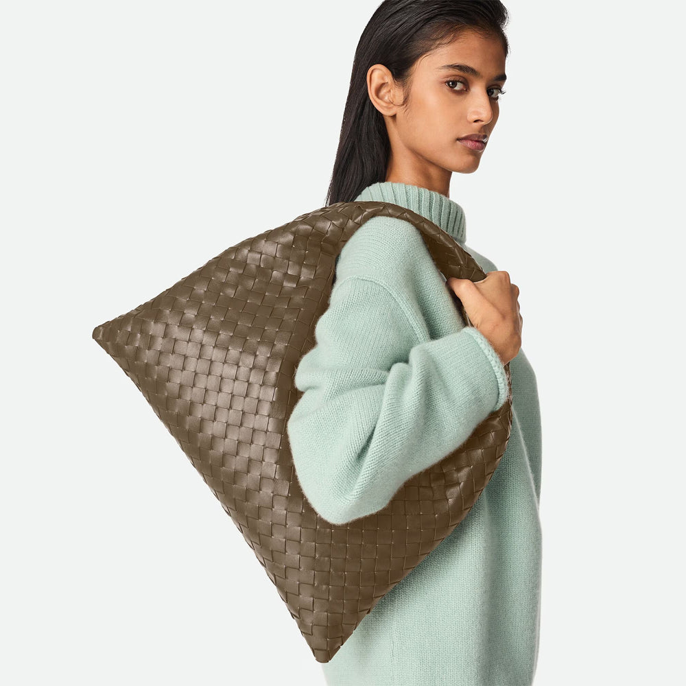 Bottega Veneta Hop 手袋，俐落線條與輕便設計，展現現代簡約風格。