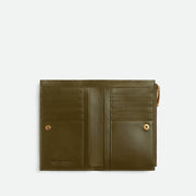 Bottega Veneta Medium Intrecciato 編織雙折錢包，設有拉鏈隔層，結合經典與實用性。