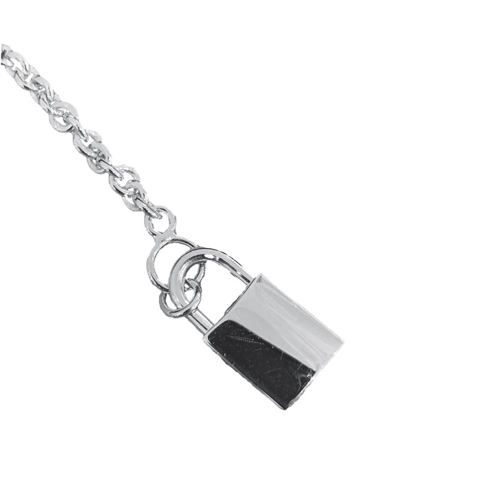 Hermès Amulettes Cadenas Bracelet – 採用高端金屬與精緻吊飾設計，展現簡約與奢華風格。
