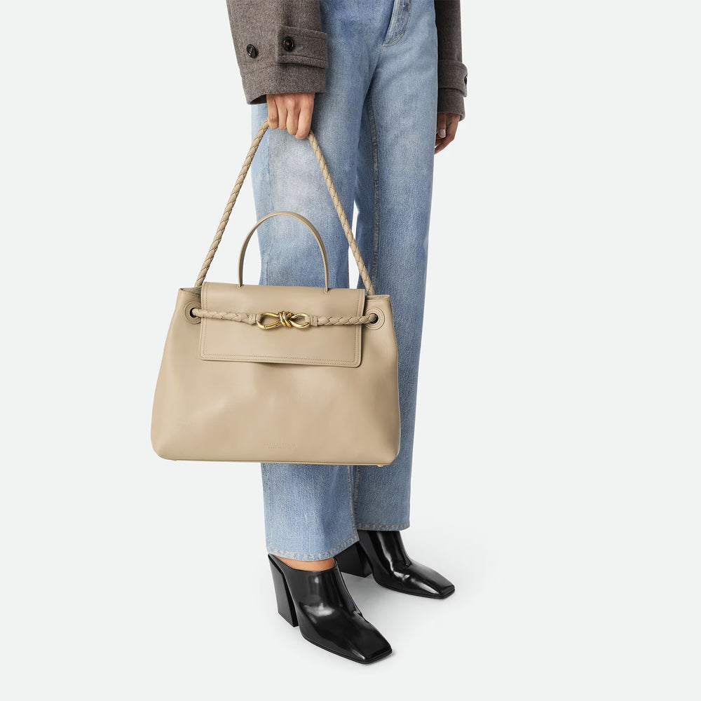 Bottega Veneta Ciao Ciao，柔軟皮革和隨性設計，展現時尚與輕盈感。