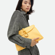 Bottega Veneta Liberta 手袋，簡約設計搭配品牌經典工藝，展現時尚高雅氣質。
