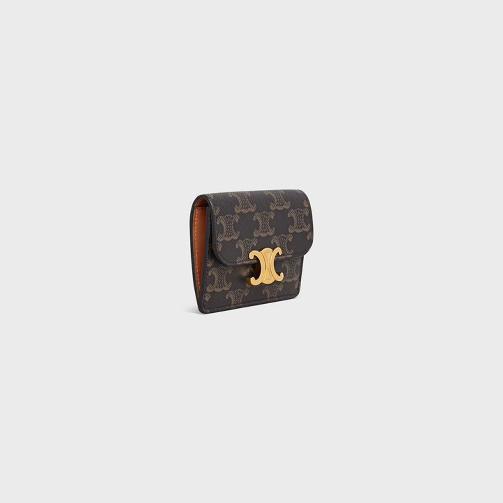 Celine Cardholder Triomphe in Triomphe Canvas – 經典 Triomphe 帆布材質卡套，搭配金屬標誌與精緻設計，時尚實用。