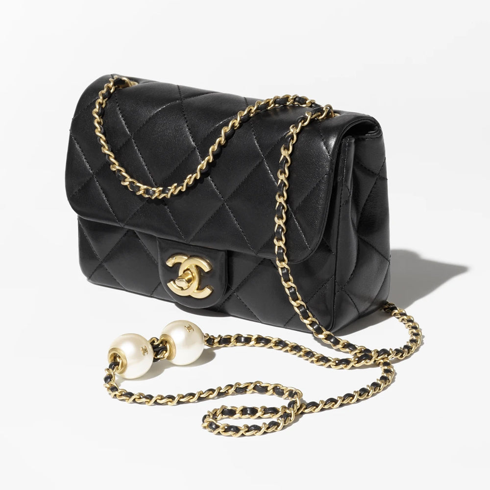 Chanel Small Flap Bag，經典設計與實用尺寸，輕鬆搭配任何造型，是永恆的奢華象徵。