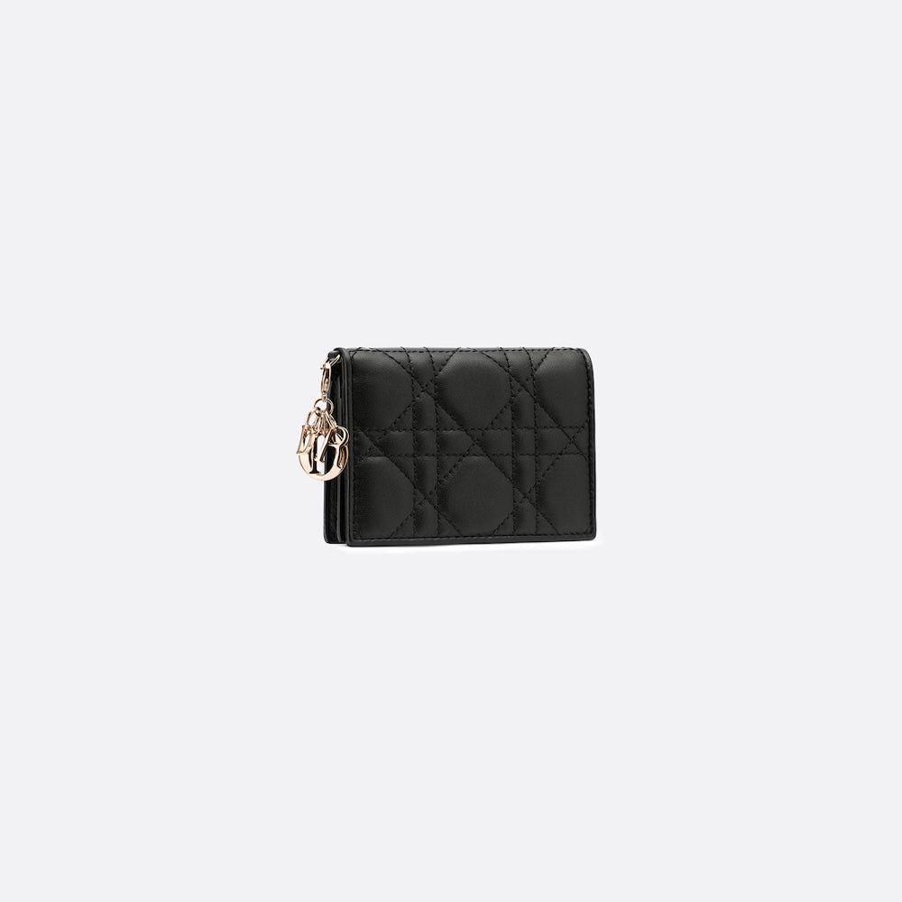 Dior Lady Dior Card Holder – 黑色 Cannage 羔羊皮，搭配品牌標誌性吊飾，展現經典與細膩。