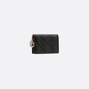 Dior Lady Dior Card Holder – 黑色 Cannage 羔羊皮，搭配品牌標誌性吊飾，展現經典與細膩。