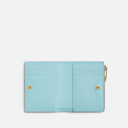 Bottega Veneta Cassette 小型雙折錢包，採用品牌標誌性編織設計，時尚小巧。