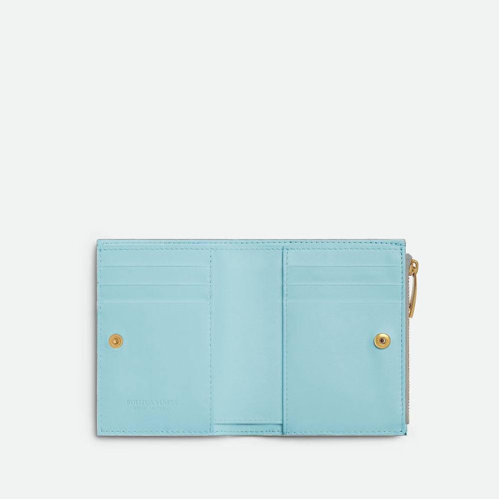 Bottega Veneta Cassette 小型雙折錢包，採用品牌標誌性編織設計，時尚小巧。