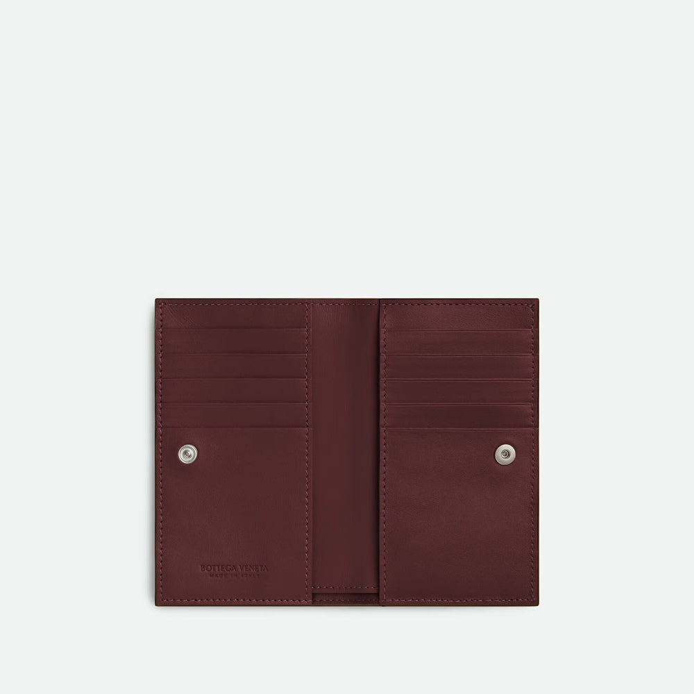 Bottega Veneta Intrecciato Medium Bi-Fold 錢包，經典編織設計，配有 L 型拉鏈，展現時尚與實用性。