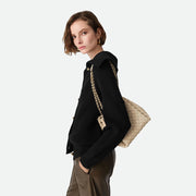Bottega Veneta Small Parachute Chain 手袋，小巧精緻，金屬鏈條設計增添時尚感。