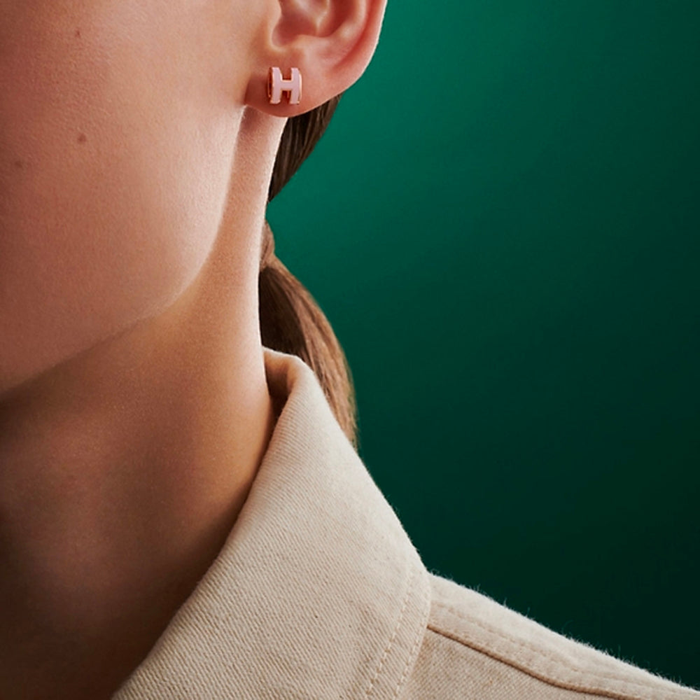 Hermès Mini Pop H Earrings – 小巧 H 標誌設計，搭配精緻材質，簡約而優雅。