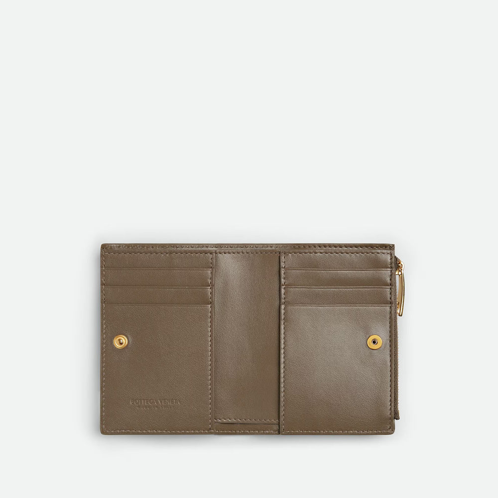 Bottega Veneta Intrecciato 小型雙折錢包，經典編織設計，精緻輕巧實用。