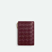 Bottega Veneta Medium Intrecciato 編織雙折錢包，設有拉鏈隔層，結合經典與實用性。