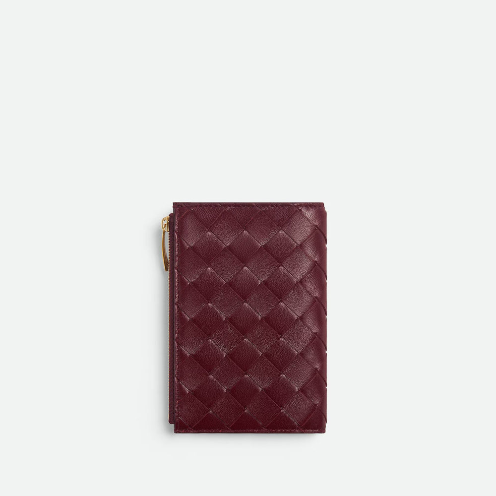 Bottega Veneta Medium Intrecciato 編織雙折錢包，設有拉鏈隔層，結合經典與實用性。