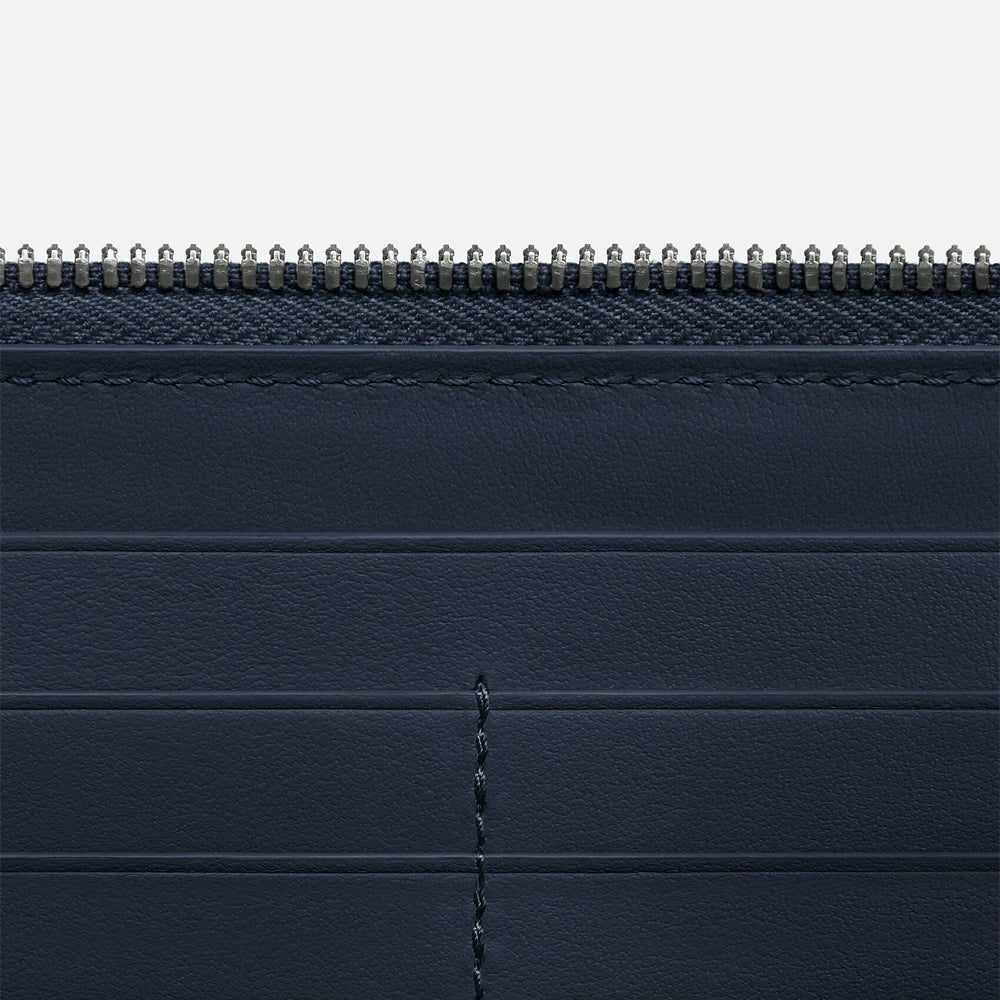 Bottega Veneta Intrecciato 全拉鏈錢包，經典編織設計與大容量結合，兼具功能與美感。