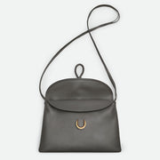 Bottega Veneta Liberta 手袋，簡約設計搭配品牌經典工藝，展現時尚高雅氣質。