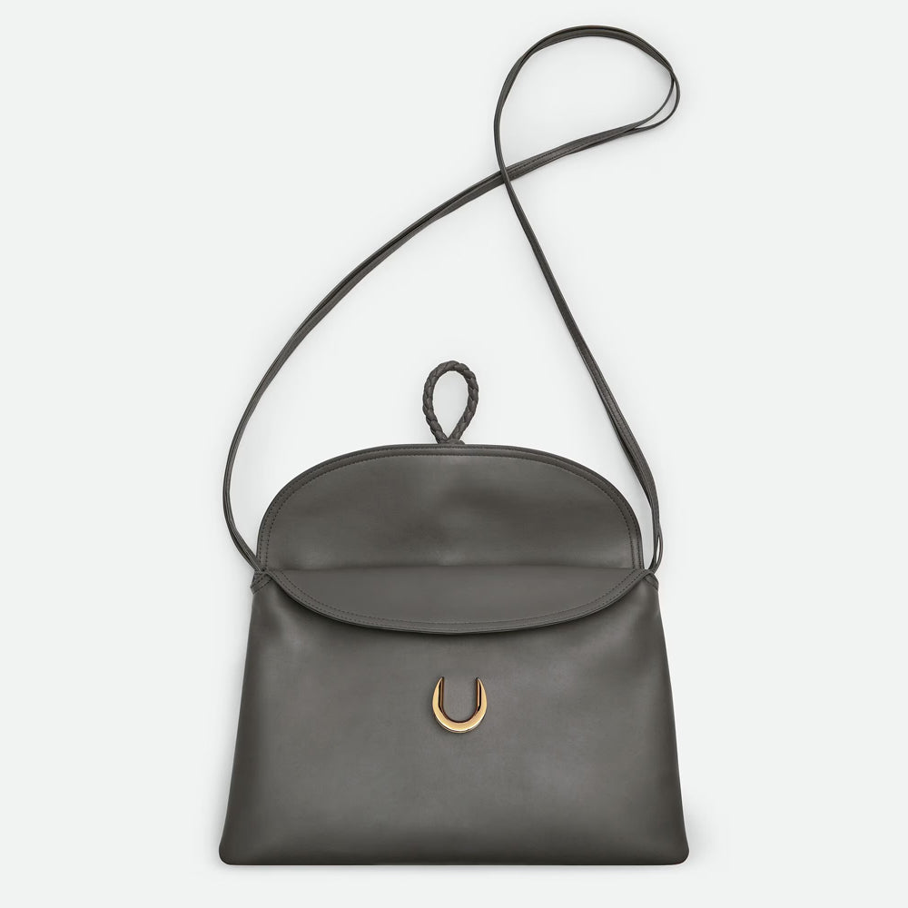 Bottega Veneta Liberta 手袋，簡約設計搭配品牌經典工藝，展現時尚高雅氣質。
