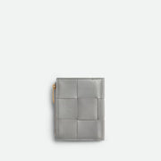 Bottega Veneta Cassette 小型雙折錢包，採用品牌標誌性編織設計，時尚小巧。
