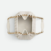 Bottega Veneta Small Parachute Chain 手袋，小巧精緻，金屬鏈條設計增添時尚感。
