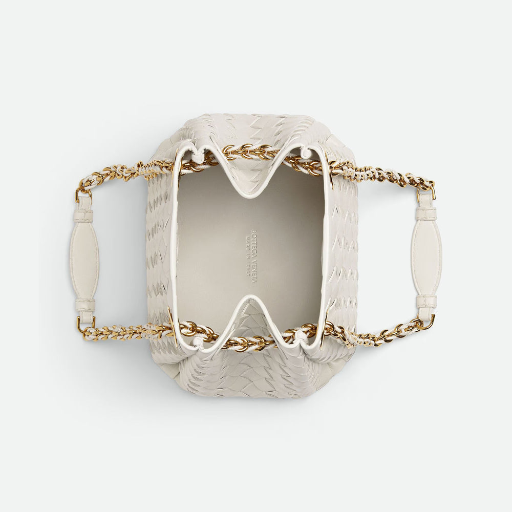 Bottega Veneta Small Parachute Chain 手袋，小巧精緻，金屬鏈條設計增添時尚感。