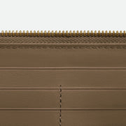Bottega Veneta Intrecciato 全拉鏈錢包，經典編織設計與大容量結合，兼具功能與美感。