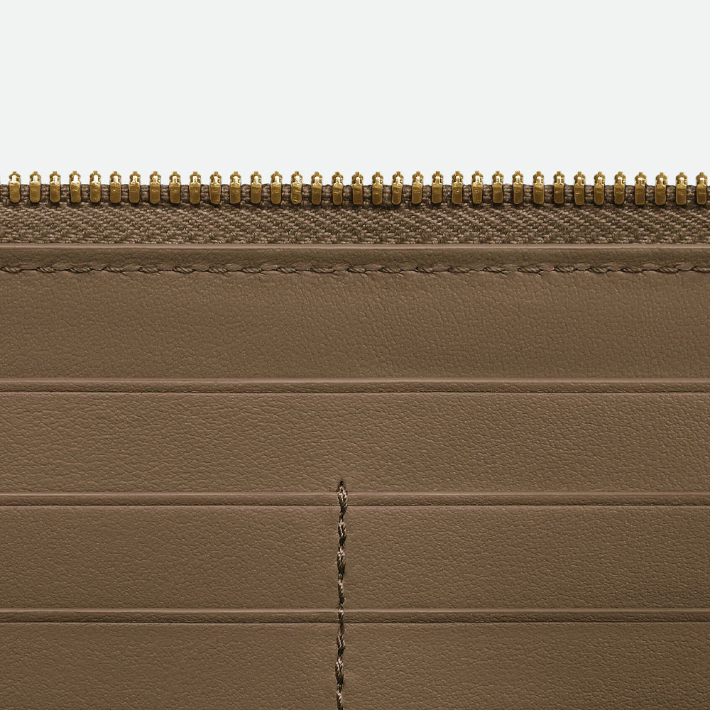 Bottega Veneta Intrecciato 全拉鏈錢包，經典編織設計與大容量結合，兼具功能與美感。