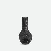 Bottega Veneta Hop 手袋，俐落線條與輕便設計，展現現代簡約風格。