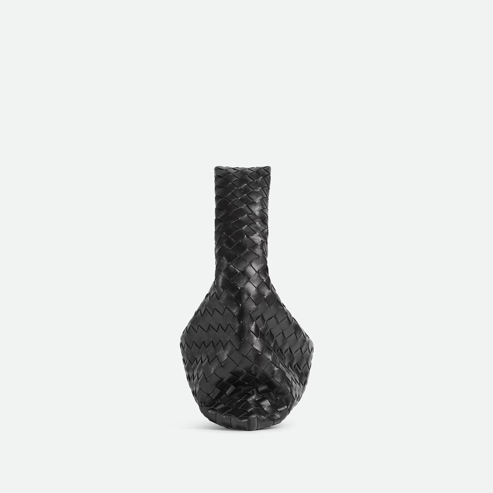 Bottega Veneta Hop 手袋，俐落線條與輕便設計，展現現代簡約風格。