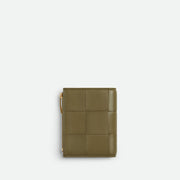 Bottega Veneta Cassette 小型雙折錢包，採用品牌標誌性編織設計，時尚小巧。