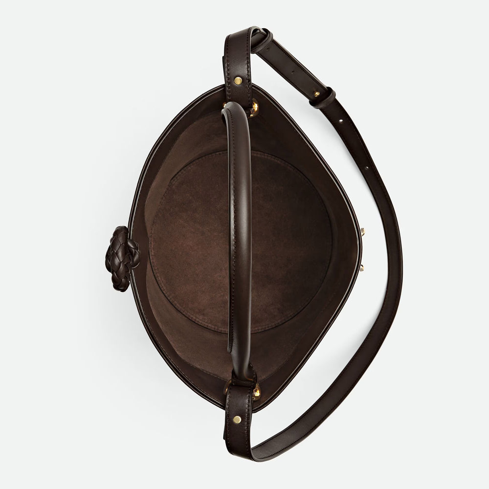 Bottega Veneta Liberta Bucket，水桶包設計與柔軟皮革結合，展現自然美感。