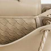 Bottega Veneta Ciao Ciao，柔軟皮革和隨性設計，展現時尚與輕盈感。