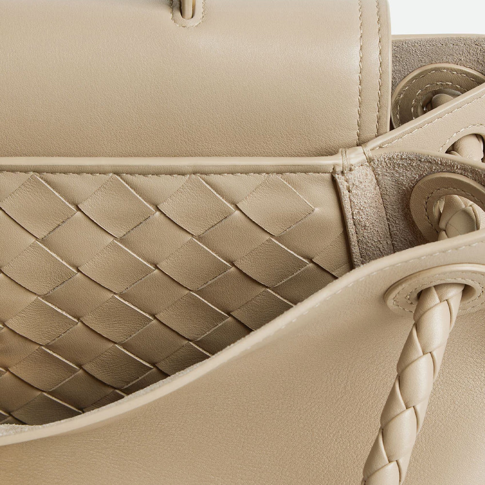 Bottega Veneta Ciao Ciao，柔軟皮革和隨性設計，展現時尚與輕盈感。