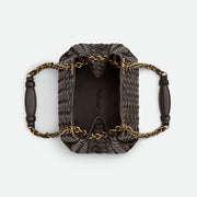 Bottega Veneta Small Parachute Chain 手袋，小巧精緻，金屬鏈條設計增添時尚感。