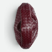 Bottega Veneta Hop 手袋，俐落線條與輕便設計，展現現代簡約風格。