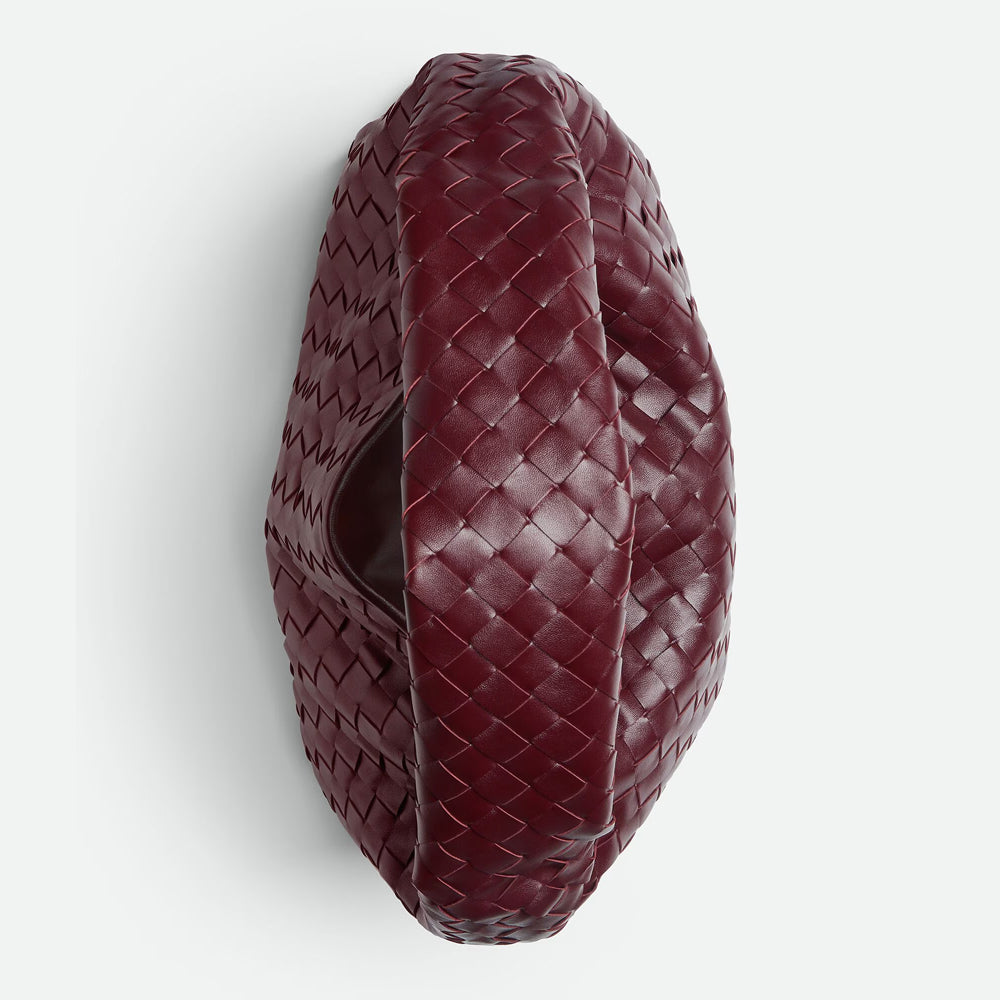 Bottega Veneta Hop 手袋，俐落線條與輕便設計，展現現代簡約風格。