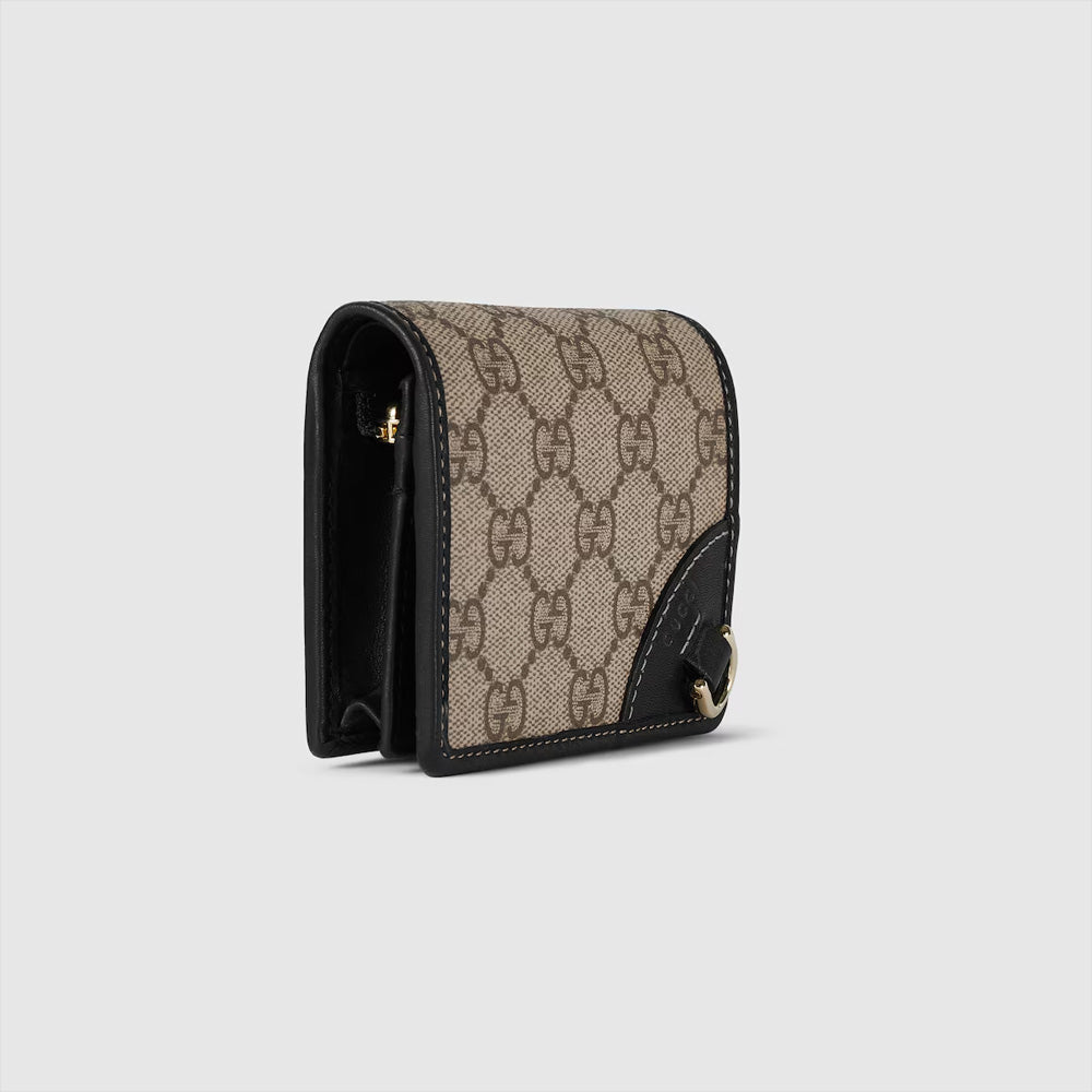 Gucci GG Emblem 迷你錢包，設計小巧輕便，配有品牌雙G標誌。