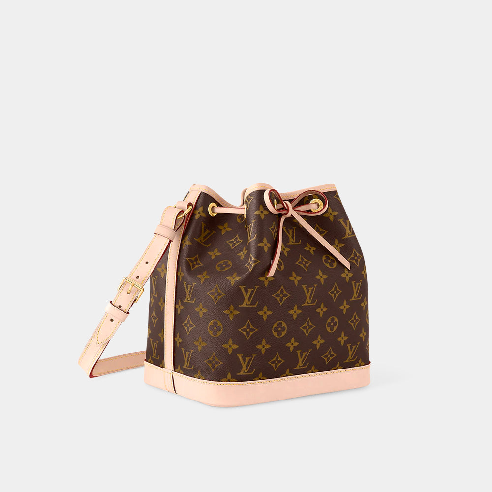 Louis Vuitton Petit Noé Monogram Canvas，融合復古風格與實用性，是時尚愛好者的必備選擇。