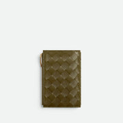 Bottega Veneta Medium Intrecciato 編織雙折錢包，設有拉鏈隔層，結合經典與實用性。