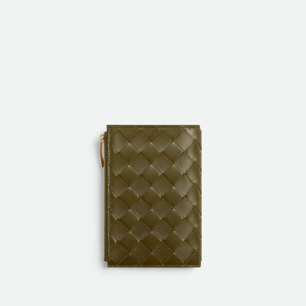 Bottega Veneta Medium Intrecciato 編織雙折錢包，設有拉鏈隔層，結合經典與實用性。