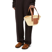 Loewe Small Basket Bag – 採用天然 Raffia 材質與小牛皮細節，品牌標誌性編織設計，輕便且時尚。