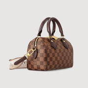 Louis Vuitton Speedy Bandoulière 20，經典棋盤格圖案，配有可調節肩帶，時尚與功能性結合。