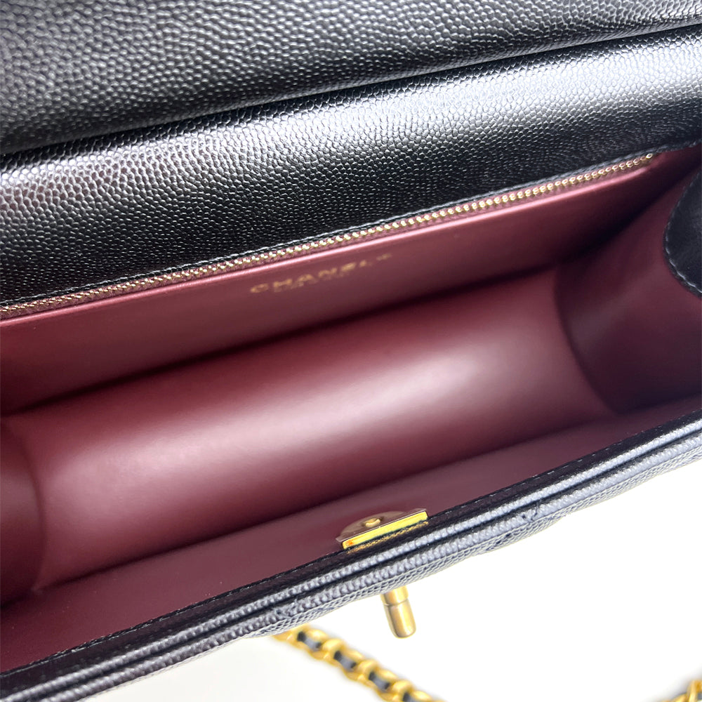 Chanel Grained Calfskin Bag – 採用經典魚子醬皮革與金屬細節，結合優雅與實用性。