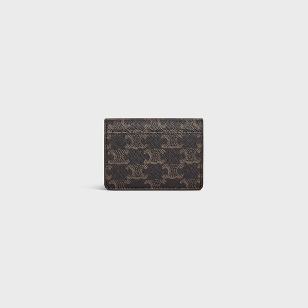 Celine Cardholder Triomphe in Triomphe Canvas – 經典 Triomphe 帆布材質卡套，搭配金屬標誌與精緻設計，時尚實用。